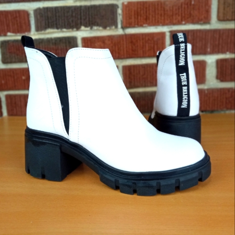 NWT True Religion Lug Sole Pull-On Chelsea Boots in White Sz. 7.5